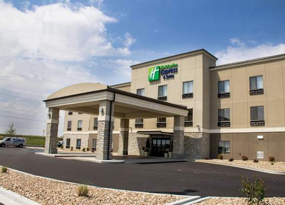 Holiday Inn Express & Suites SIKESTON by IHG 1