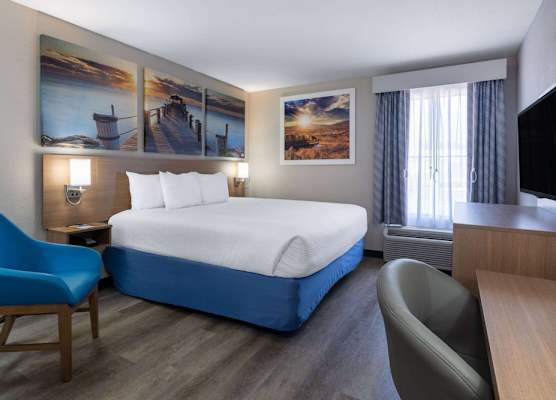 Days Inn & Suites by Wyndham Commerce 1