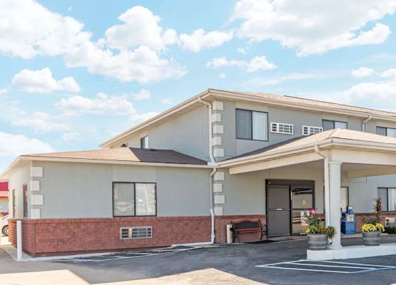 Super 8 by Wyndham Poplar Bluff Missouri 1