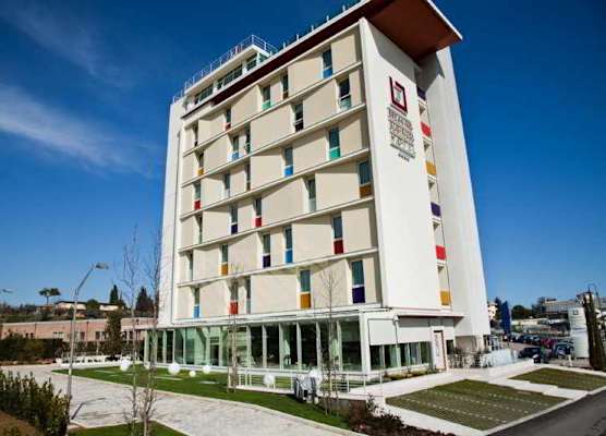 Breaking Business Hotel 1