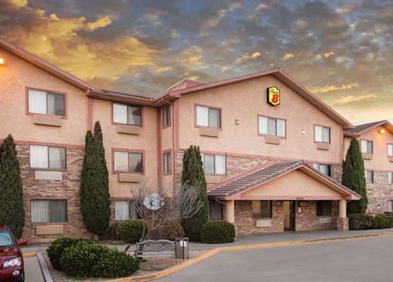 Super 8 by Wyndham Kingman 1