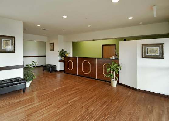 Super 8 by Wyndham Bowling Green North 1