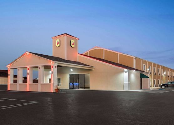 Super 8 by Wyndham Gainesville TX 1