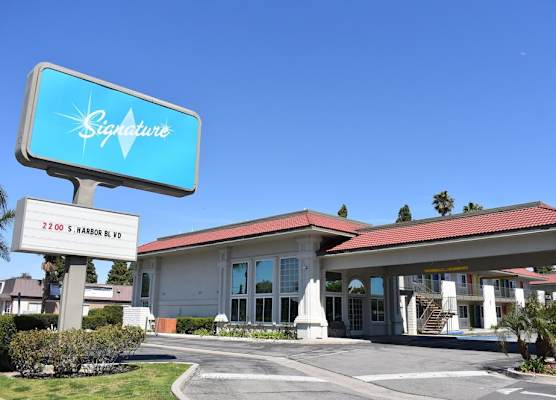 Signature Anaheim Maingate 1