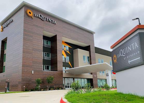 La Quinta Inn & Suites by Wyndham-Red Oak TX IH-35E 1