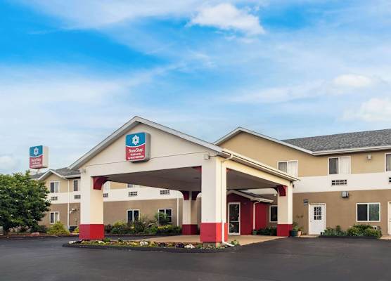 SureStay Plus Hotel by Best Western Bettendorf 1