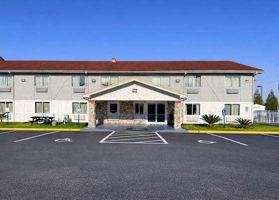 Rodeway Inn & Suites Jacksonville near Camp Lejeune 1