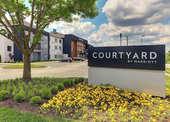 Courtyard Lexington South/Hamburg Place 1