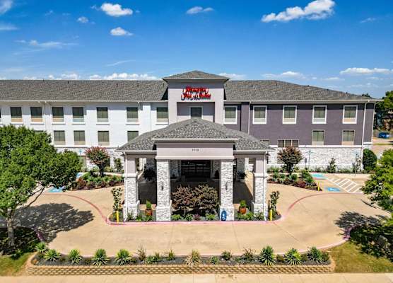 Hampton Inn & Suites Denton 1