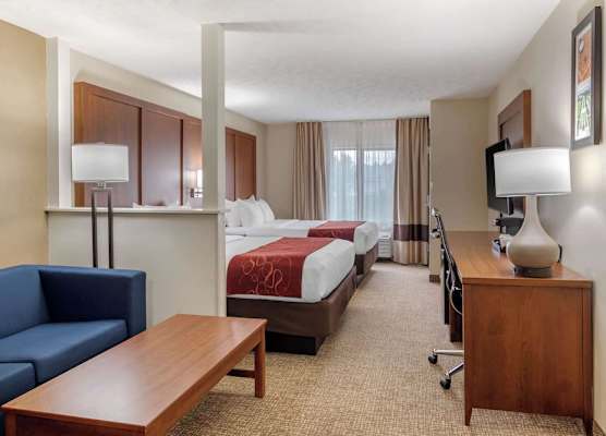 Comfort Suites Speedway - Kansas City 1