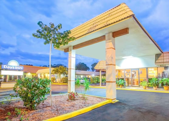 Days Inn by Wyndham St. Petersburg Central 1