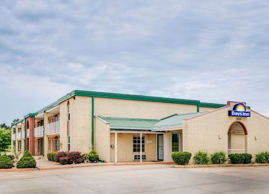 Days Inn by Wyndham Monett 1