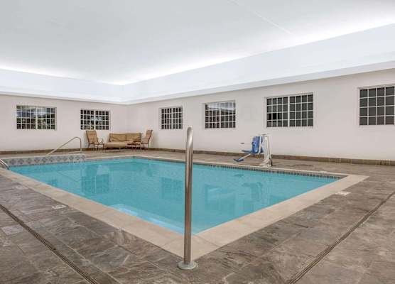 Super 8 by Wyndham Cedar Falls 1