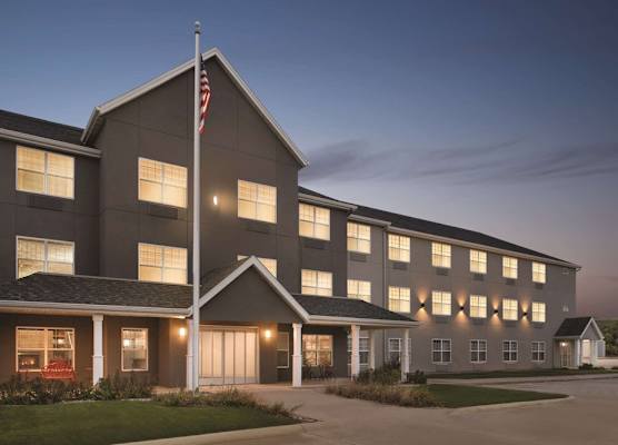 Country Inn & Suites by Radisson, Cedar Falls, IA 1