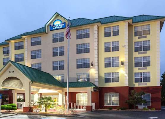 Days Inn & Suites by Wyndham Tucker/Northlake 1