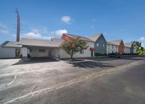 Ramada by Wyndham Effingham 1