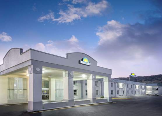 Days Inn by Wyndham Roanoke Hollins Near I-81 1