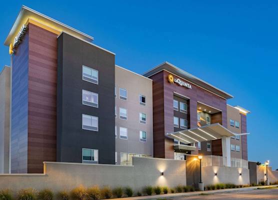 La Quinta Inn & Suites by Wyndham Galveston North at I-45 1