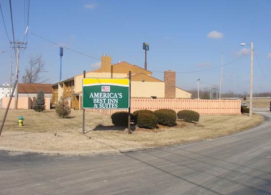 Days Inn & Suites by Wyndham Caseyville 1
