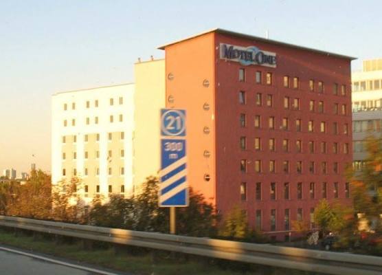 Motel One Frankfurt-Airport 1