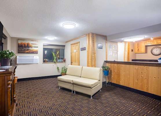Super 8 by Wyndham Elkins 1