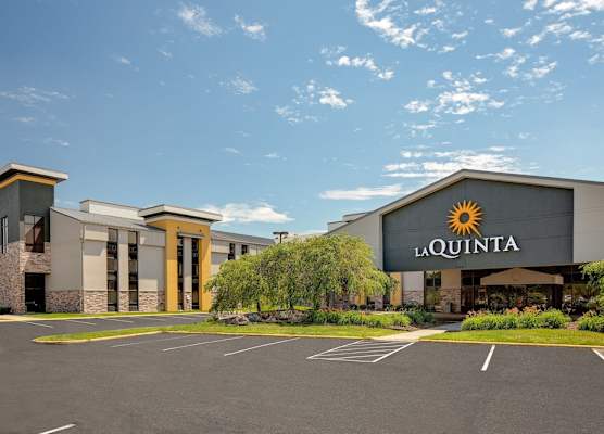 La Quinta Inn & Suites by Wyndham Detroit Metro Airport 1