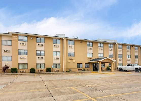 Super 8 by Wyndham Evansville East 1