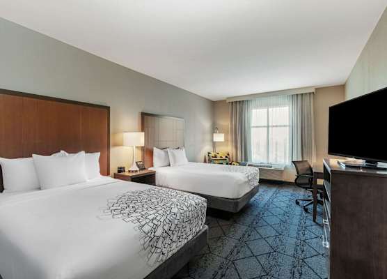 La Quinta Inn & Suites by Wyndham Kansas City Beacon Hill 1