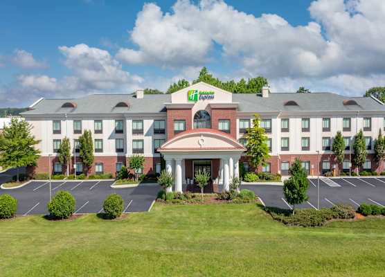 Holiday Inn Express & Suites TULLAHOMA by IHG 1