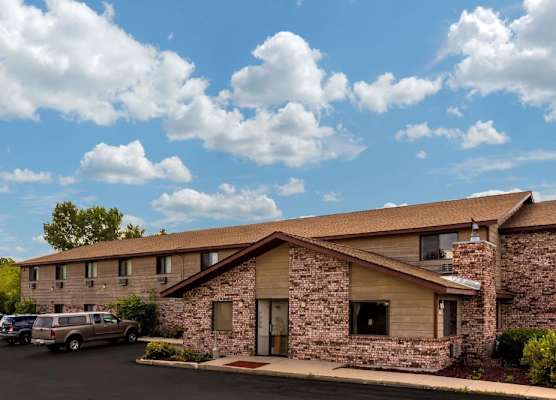 Super 8 by Wyndham Hartford WI 1