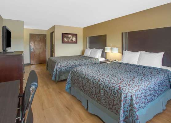 Days Inn by Wyndham Le Roy/Bloomington Southeast 1
