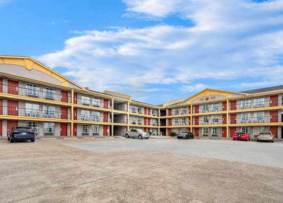 Super 8 by Wyndham Metairie 1