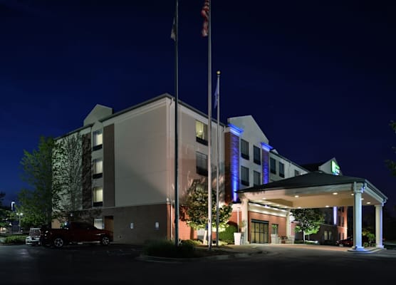 Holiday Inn Express & Suites MILWAUKEE-NEW BERLIN by IHG 1