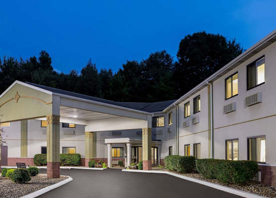Super 8 by Wyndham Grove City 1