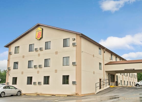 Super 8 by Wyndham Eureka/Six Flags Nearby 1