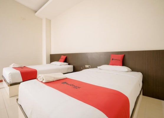 RedDoorz near Pantai Pede 1