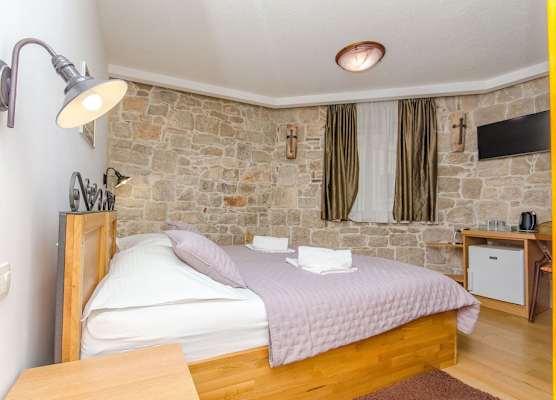 Apartment and Rooms Desideria 1