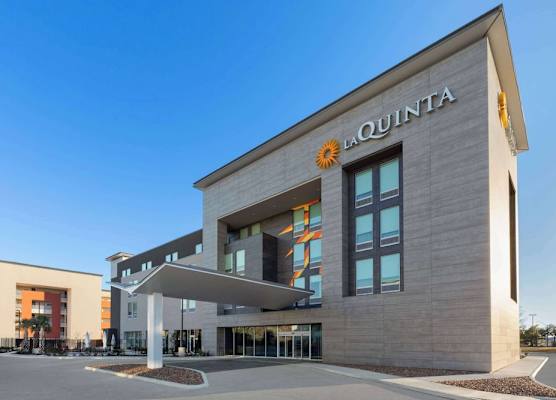 La Quinta Inn & Suites by Wyndham San Antonio at the RIM 1