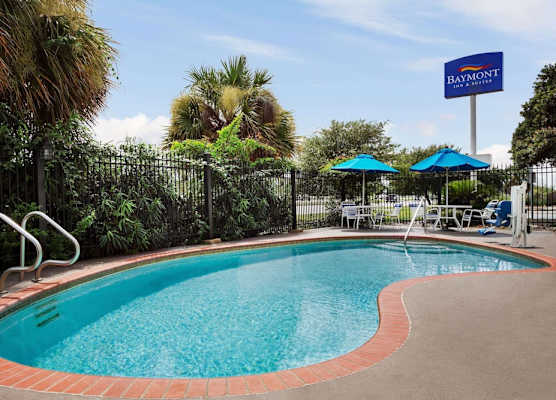 Baymont by Wyndham Clute Lake Jackson 1