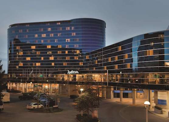 Radisson Hotel Vancouver Airport 1