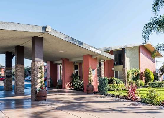 Days Inn & Suites by Wyndham Lodi 1
