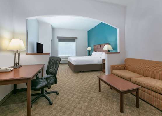 Baymont Inn & Suites by Wyndham Glen Rose 1
