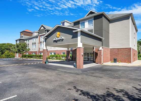 La Quinta Inn & Suites by Wyndham Stonington-Mystic Area 1