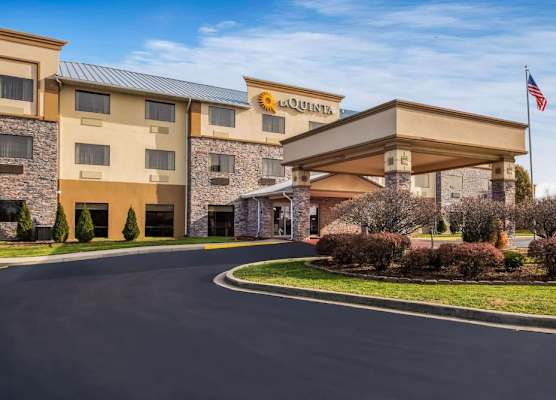 La Quinta Inn & Suites by Wyndham Fairborn Wright-Patterson 1