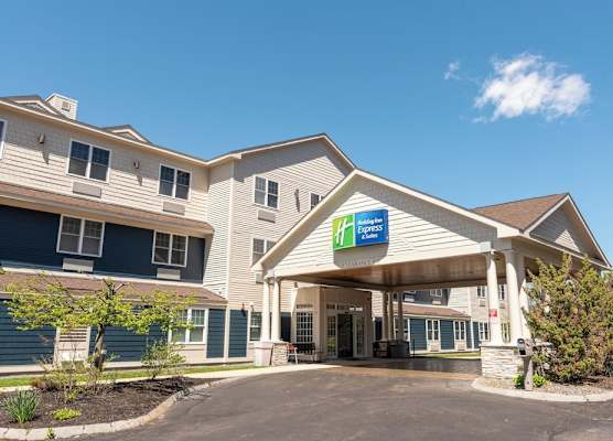 Holiday Inn Express & Suites HAMPTON SOUTH-SEABROOK by IHG 1