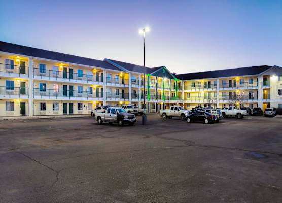 HomeTowne Studios by Red Roof Colorado Springs - Airport 1