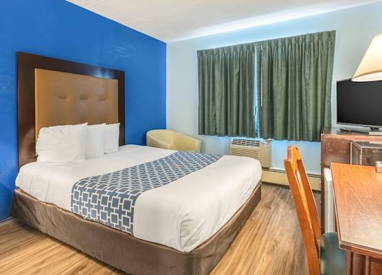 Econo Lodge Inn & Suites Windsor Locks Bradley Airport 1