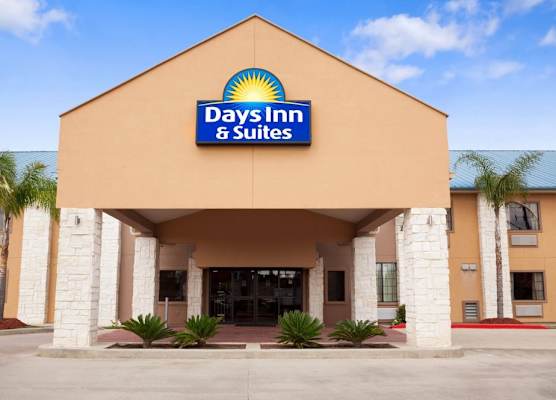 Days Inn & Suites by Wyndham Conroe North 1
