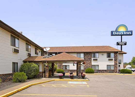 Days Inn & Suites by Wyndham Davenport East 1