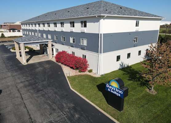Days Inn & Suites by Wyndham Romeoville 1